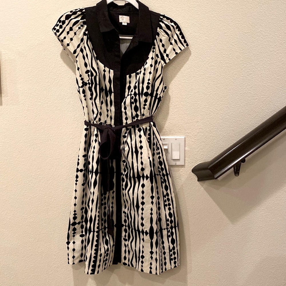 Lightweight corduroy, lined, printed beige/black dress with tie waist. A-line